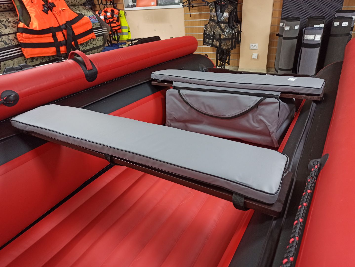 КОМПЛЕКТ МЯГКИХ НАКЛАДОК С СУМКОЙ ДЛЯ ЛОДОК 90Х20 СЕРЫЙ в Новочебоксарске