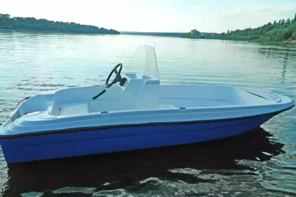 Стеклопластиковая лодка Пингвин с консолью (тримаран) в Новочебоксарске