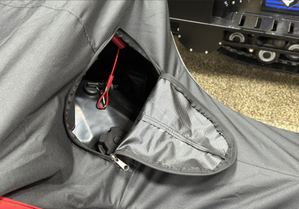 Чехол транспорт. снегохода IKUDZO HUNTER черно-красный Оксфорд ПРЕМИУМ качества с лого IKUDZO в Новочебоксарске