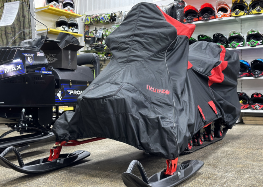 Чехол транспорт. снегохода IKUDZO HUNTER черно-красный Оксфорд ПРЕМИУМ качества с лого IKUDZO в Новочебоксарске