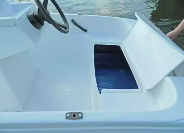 Стеклопластиковая лодка Пингвин с консолью (тримаран) в Новочебоксарске