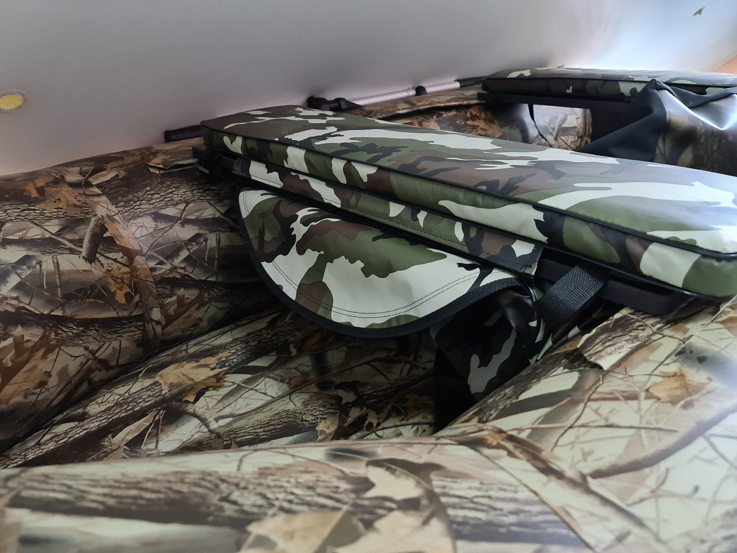 КОМПЛЕКТ МЯГКИХ НАКЛАДОК С СУМКОЙ ДЛЯ ЛОДОК 105Х20 КАМУФЛЯЖ в Новочебоксарске